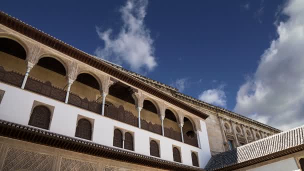 Alhambra Palace-medeltida moriskt slott i Granada, Andalusien, Spanien — Stockvideo