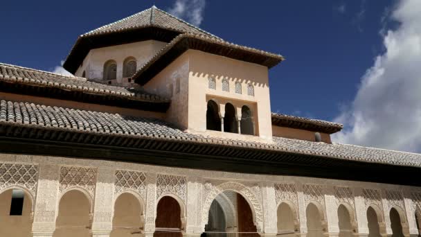 Alhambra Palace-średniowieczny mauretańskim zamku w Granada, Andaluzja, Hiszpania — Wideo stockowe