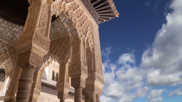 Palacio de la Alhambra - Castillo medieval morisco en Granada, Andalucía, España — Vídeos de Stock