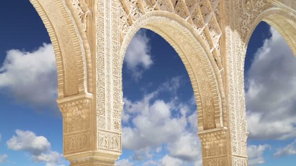 Arches de style islamique (mauresque) à Alhambra, Grenade, Espagne — Video