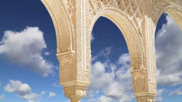 Арки в ісламському (мавританського) стилі в Альгамбра, Гранада, Іспанія — стокове відео