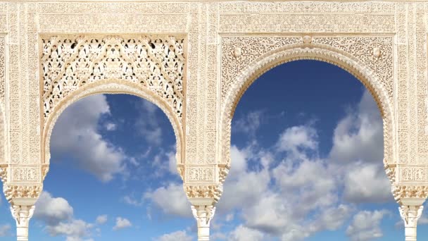 Arcos en estilo islámico (morisco) en Alhambra, Granada, España — Vídeo de stock