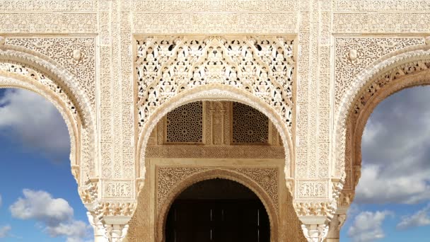 Bögen im islamischen (maurischen) Stil in Alhambra, Granada, Spanien — Stockvideo