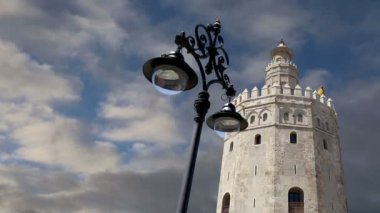 Torre del Oro ya da Golden Tower (13. yüzyıl), bir ortaçağ Arapça askeri dodecagonal watchtower Seville, Andalusia, Güney İspanya