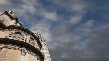 Sevilla Katedrali -See'deki AzizMeryem Katedrali, Endülüs, İspanya - dünyanın en büyük üçüncü kilisesidir ve 1500 yılında tamamlandığında dünyanın en büyük kilisesidir.
