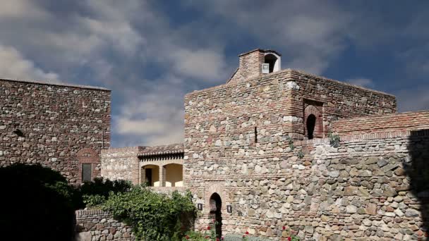 Gibralfaro dağındaki Alcazaba kalesi. Malaga, Endülüs, İspanya. Yer Unesco Dünya Mirası Ilan edilir — Stok video