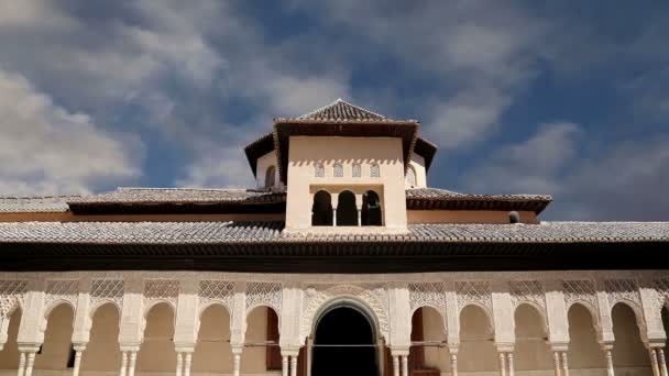 Alhambra Palace-středověký Maurský hrad v Granada, Andalusii, Španělsko — Stock video