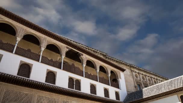 Alhambra Palace-medeltida moriskt slott i Granada, Andalusien, Spanien — Stockvideo