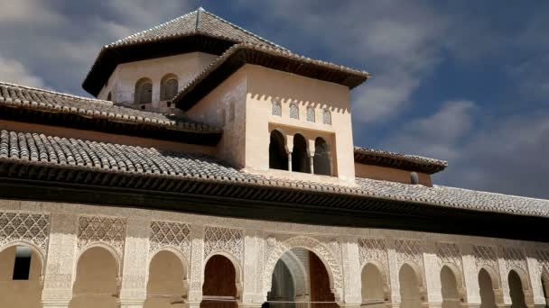 Alhambra Palace-średniowieczny mauretańskim zamku w Granada, Andaluzja, Hiszpania — Wideo stockowe