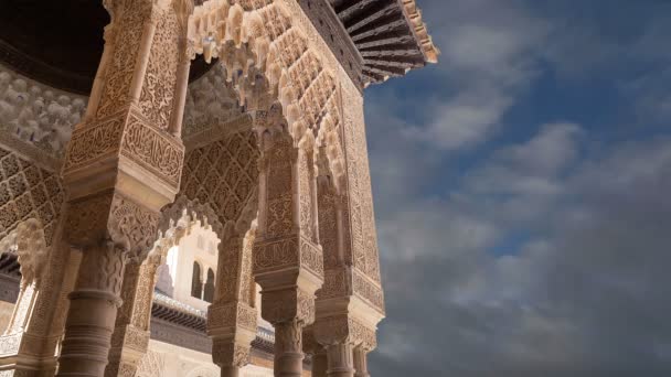 Alhambra Palace-medeltida moriskt slott i Granada, Andalusien, Spanien — Stockvideo