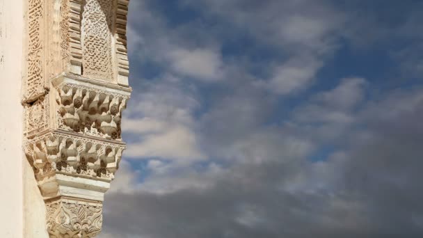 Arcos en estilo islámico (morisco) en Alhambra, Granada, España — Vídeo de stock