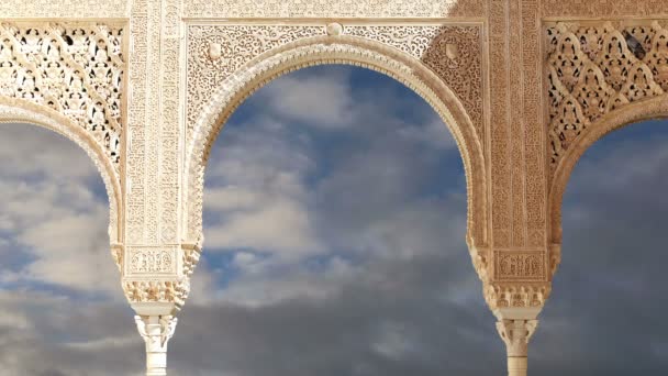 Arcos en estilo islámico (morisco) en Alhambra, Granada, España — Vídeos de Stock