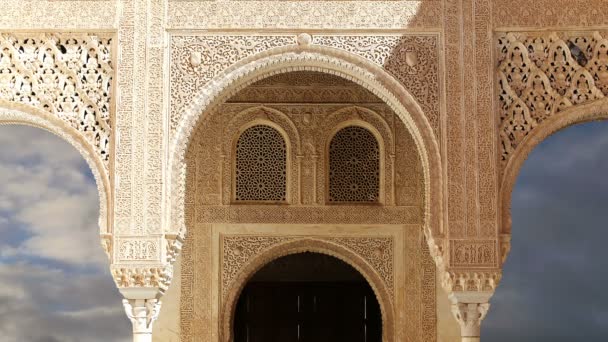 Bogen in islamitische (Moorse) stijl in Alhambra, Granada, Spanje — Stockvideo