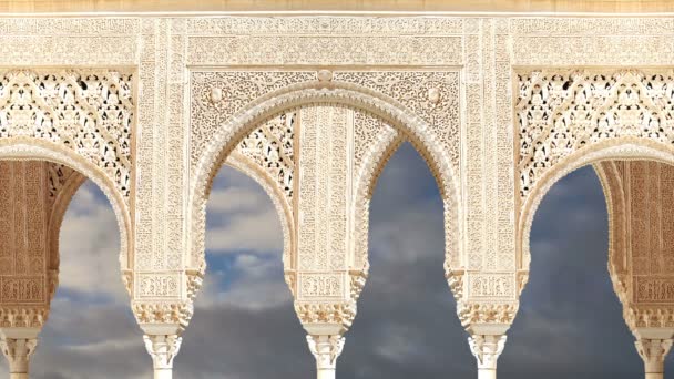 アルハンブラ宮殿, グラナダ, スペインのイスラム (ムーア) 様式のアーチ — ストック動画