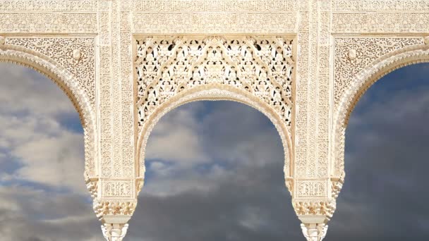 Alhambra, Granada, İspanya İslam (Fas) tarzda kemerler — Stok video
