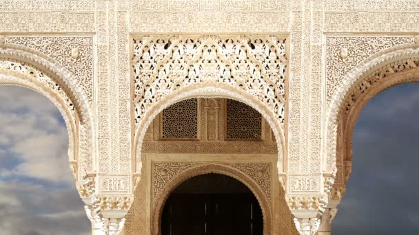 Arcos em estilo islâmico (mourisco) em Alhambra, Granada, Espanha — Vídeo de Stock