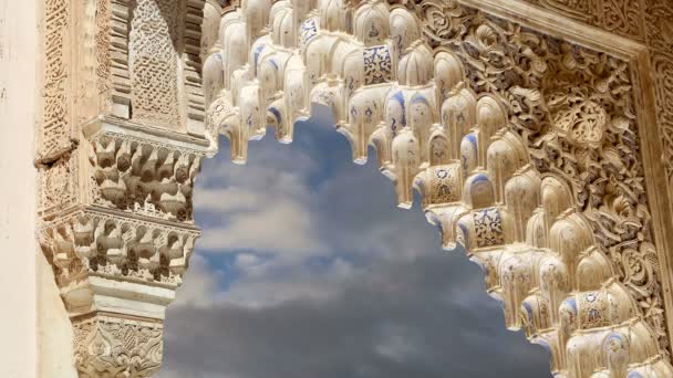 Oblouky v islámských (maurské) stylu v Alhambra, Granada, Španělsko — Stock video
