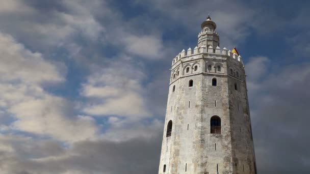 Torre del Oro ya da Golden Tower (13. yüzyıl), bir ortaçağ Arapça askeri dodecagonal watchtower Seville, Andalusia, Güney İspanya — Stok video