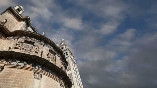 Sevilla székesegyháza--az andalúziai Szent Mária-székesegyház, Spanyolország--a világ harmadik legnagyobb temploma és az 1500-es a világ legnagyobb — Stock videók