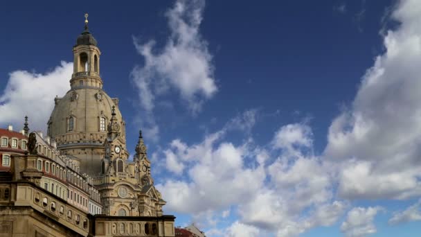 Drážďanské Frauenkirche (doslova kostel Panny Marie) je evangelický kostel v Drážďanech, Německo — Stock video