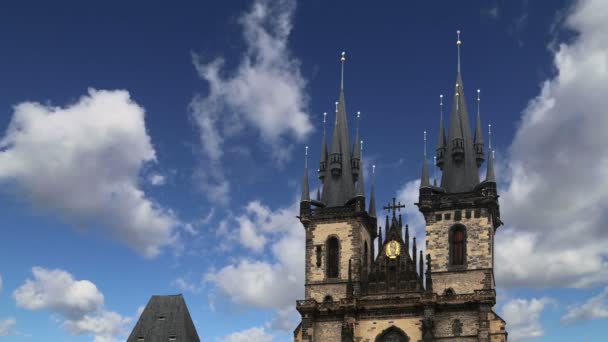 Prag'da Eski Şehir Meydanı'nda Tyn önünde Tanrı'nın Annesi gotik Kilisesi, Çek Cumhuriyeti — Stok video