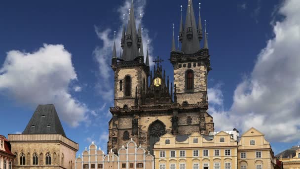 De gotische kerk van moeder van God voor Tyn in het oude stadsplein in Praag, Tsjechië — Stockvideo