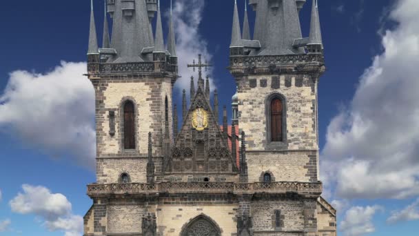 Guds moders gotiska kyrka framför Tyn på torget i gamla stan i Prag, Tjeckien — Stockvideo