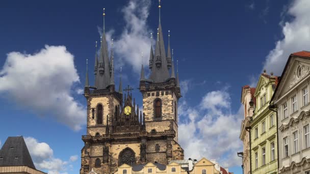 Guds moders gotiska kyrka framför Tyn på torget i gamla stan i Prag, Tjeckien — Stockvideo