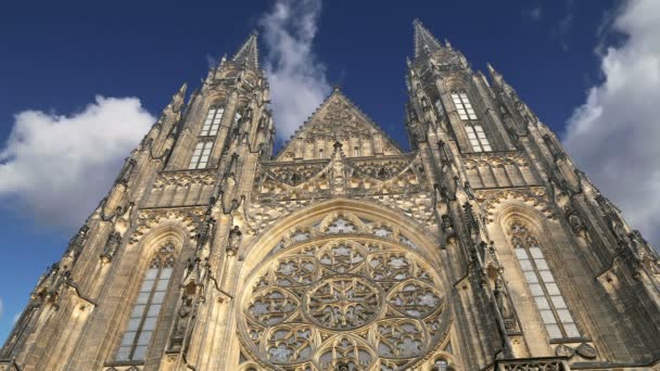 Sint-Vitus kathedraal (katholieke kathedraal) in de Praagse burcht en Hradcany, Tsjechische Republiek — Stockvideo