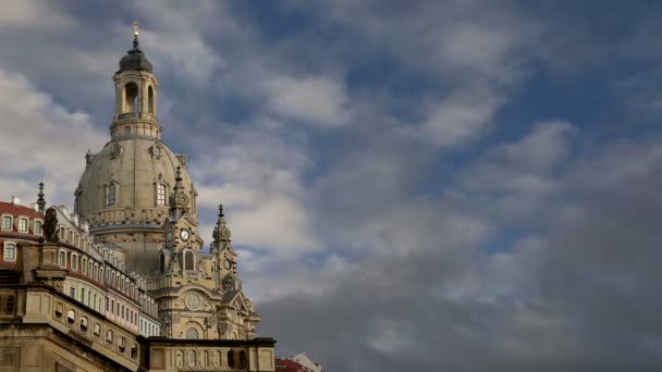 Drážďanské Frauenkirche (doslova kostel Panny Marie) je evangelický kostel v Drážďanech, Německo — Stock video