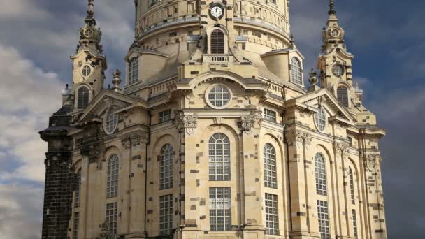 Drážďanské Frauenkirche (doslova kostel Panny Marie) je evangelický kostel v Drážďanech, Německo — Stock video