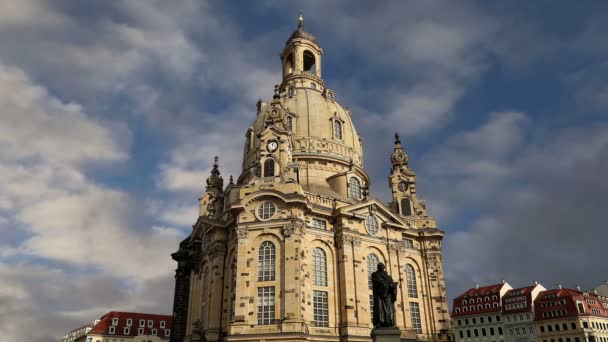 Drážďanské Frauenkirche (doslova kostel Panny Marie) je evangelický kostel v Drážďanech, Německo — Stock video