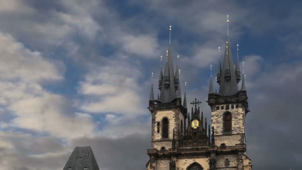 Guds moders gotiska kyrka framför Tyn på torget i gamla stan i Prag, Tjeckien — Stockvideo
