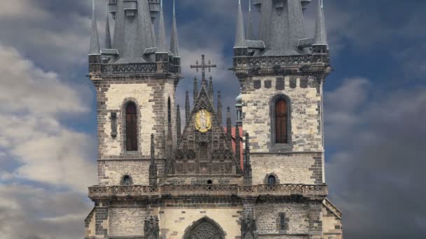 La iglesia gótica de la Madre de Dios frente a Tyn en la Plaza de la Ciudad Vieja en Praga, República Checa — Vídeo de stock