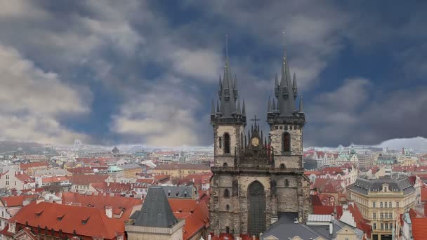 De gotische kerk van moeder van God voor Tyn in het oude stadsplein in Praag, Tsjechië — Stockvideo