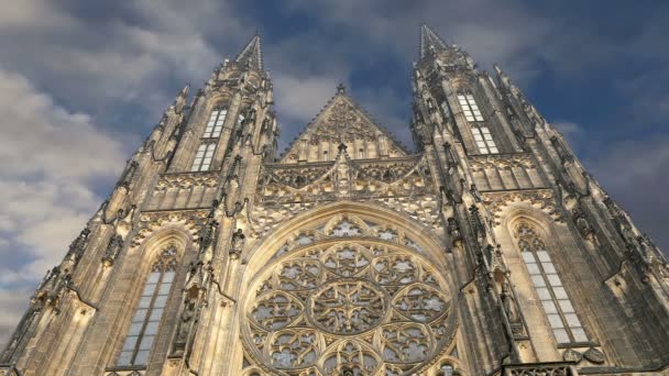 Sint-Vitus kathedraal (katholieke kathedraal) in de Praagse burcht en Hradcany, Tsjechische Republiek — Stockvideo