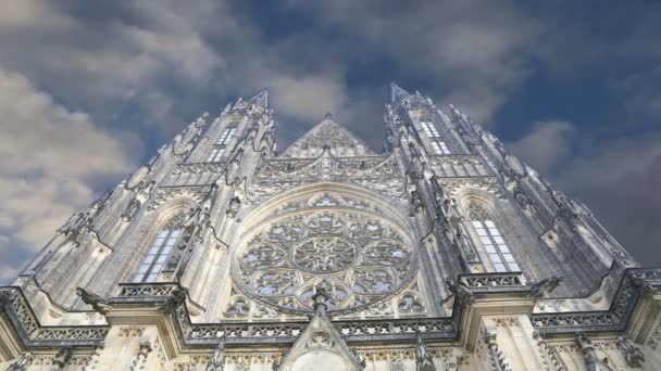 Sint-Vitus kathedraal (katholieke kathedraal) in de Praagse burcht en Hradcany, Tsjechische Republiek — Stockvideo