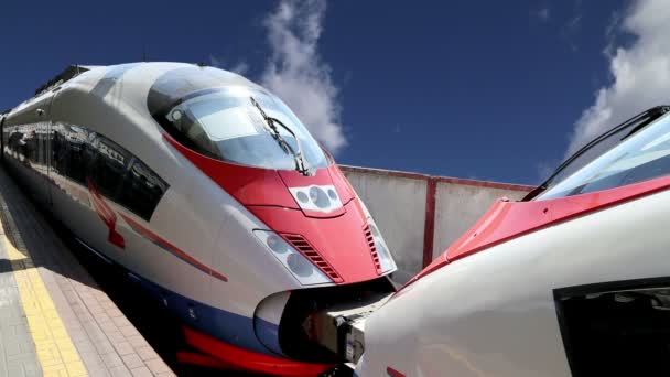 Aeroexpress vonat Sapsan az ég felé — Stock videók