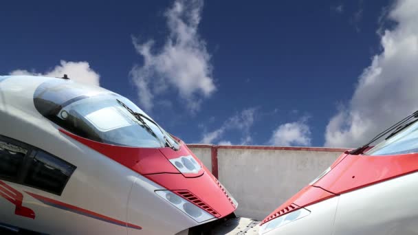 Aeroexpress Train Sapsan proti obloze — Stock video