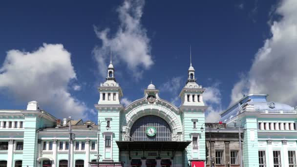 Belorussky railway station-- is one of the nine main railway stations in Moscow, Russia.It was opened in 1870 and rebuilt in its current form in 1907-1912 — Stock Video