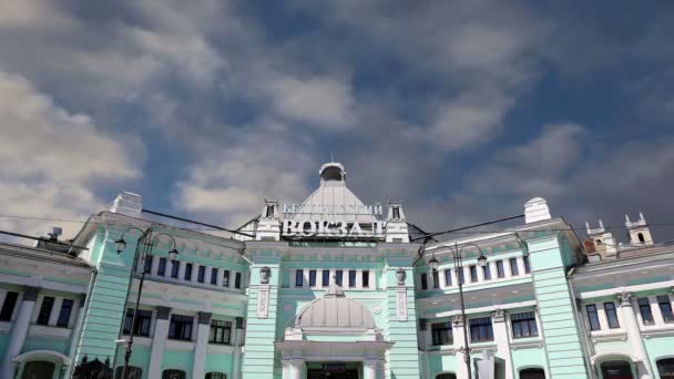 Belorussky railway station-- is one of the nine main railway stations in Moscow, Russia.It was opened in 1870 and rebuilt in its current form in 1907-1912 — Stock Video