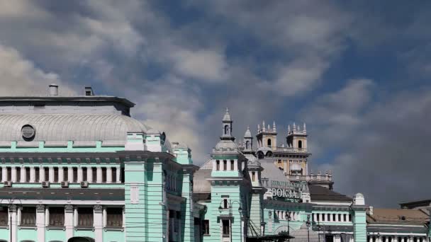 La stazione ferroviaria di Belorussky è una delle nove principali stazioni ferroviarie di Mosca, in Russia, inaugurata nel 1870 e ricostruita nella sua forma attuale nel 1907-1912. — Video Stock