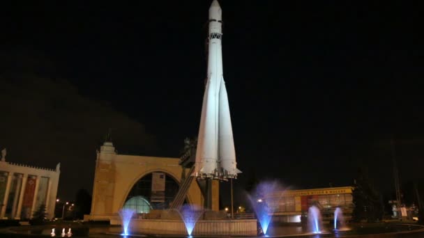 Model Rocket "Vostok" op de tentoonstelling van de verworvenheden van de nationale economie (Vdnh), Moskou, Rusland. Actief werd gebruikt in de USSR — Stockvideo