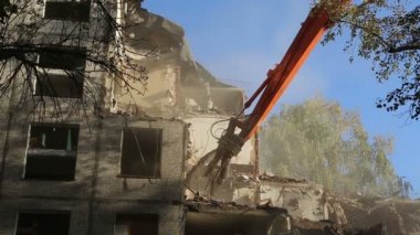 Hidrolik kırıcı ekskavatör makine yıkım eski ev üzerinde çalışıyor. Moskova, Rusya