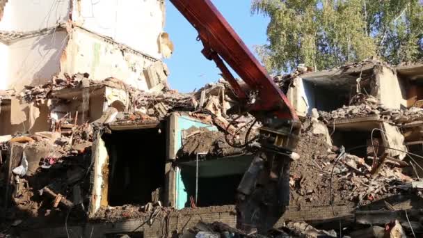 Masini de excavator concasor hidraulic care lucreaza la demolare casa veche. Moscova, Rusia — Videoclip de stoc