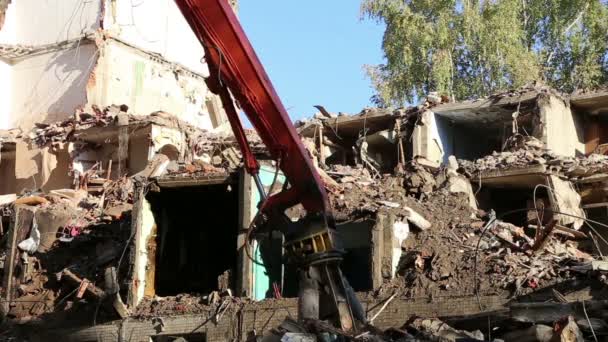 解体古い家に取り組む油圧クラッシャー掘削機機械。モスクワ、ロシア — ストック動画