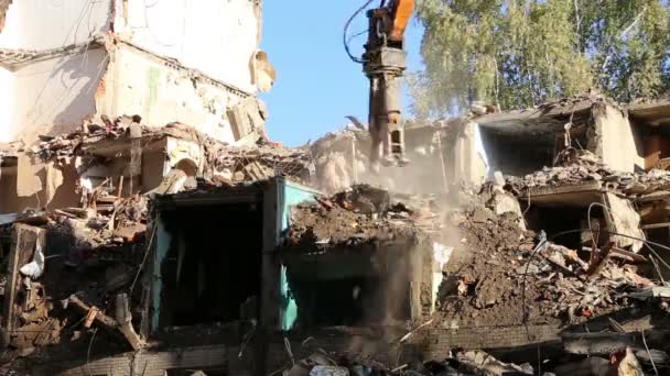 Hidrolik kırıcı ekskavatör makine yıkım eski ev üzerinde çalışıyor. Moskova, Rusya — Stok video