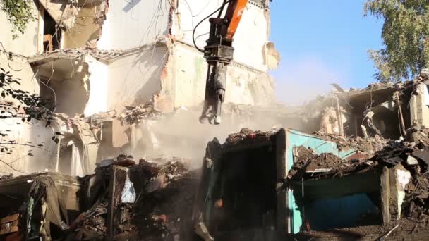 Trituradora hidráulica excavadora maquinaria que trabaja en demolición antigua casa. Moscú, Rusia — Vídeos de Stock