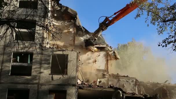 Concasseur hydraulique excavatrice machines travaillant sur la démolition vieille maison. Moscou, Russie — Video