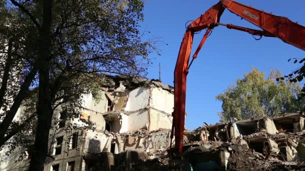 液压破碎机挖掘机机械在拆除旧房子上工作。莫斯科， 俄罗斯 — 图库视频影像